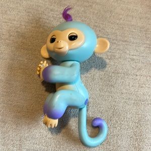 Wowwee fingerlings baby monkey